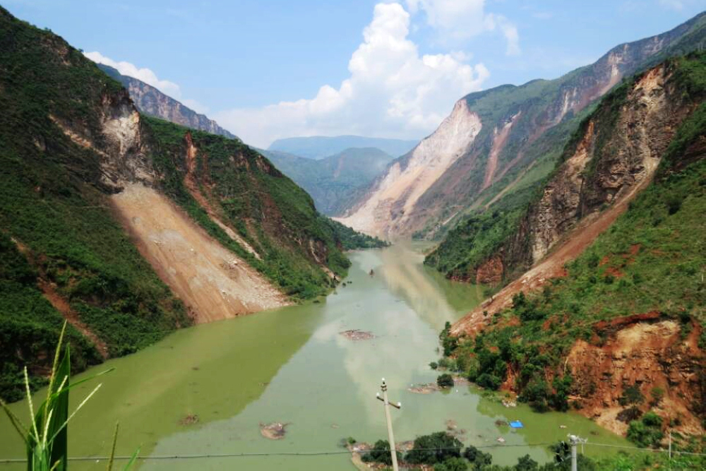 2014年8月3日云南魯甸發(fā)生6.5級地震，牛欄江紅石巖段左右岸山體崩塌，阻斷牛欄江干流，形成極高危險等級的大型堰塞湖.jpg