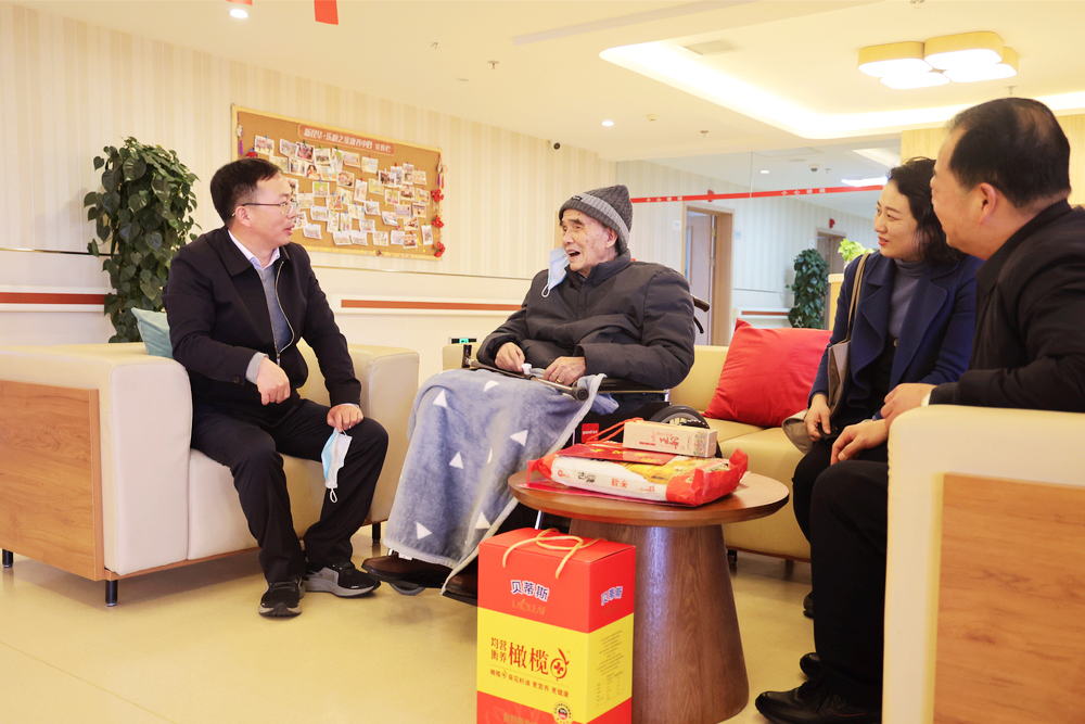 劉金榮慰問(wèn)老領(lǐng)導趙中仁3.JPG