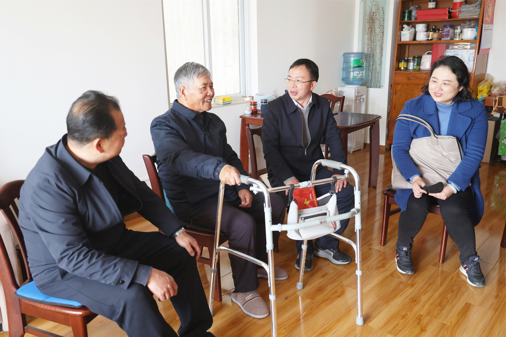 劉金榮慰問(wèn)老領(lǐng)導俞康侯2.JPG