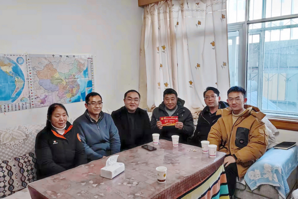 左三俞曙東同志、左二孔德?tīng)N同志、右三孔德?tīng)N同志家父、右二張慶良同志.jpg