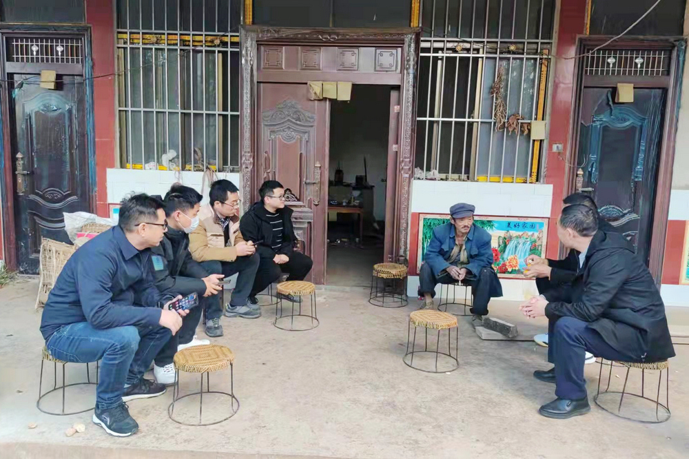 赴保山隆陽(yáng)區瓦馬鄉集鎮供水廠(chǎng)調研并與當地村民交流.jpg