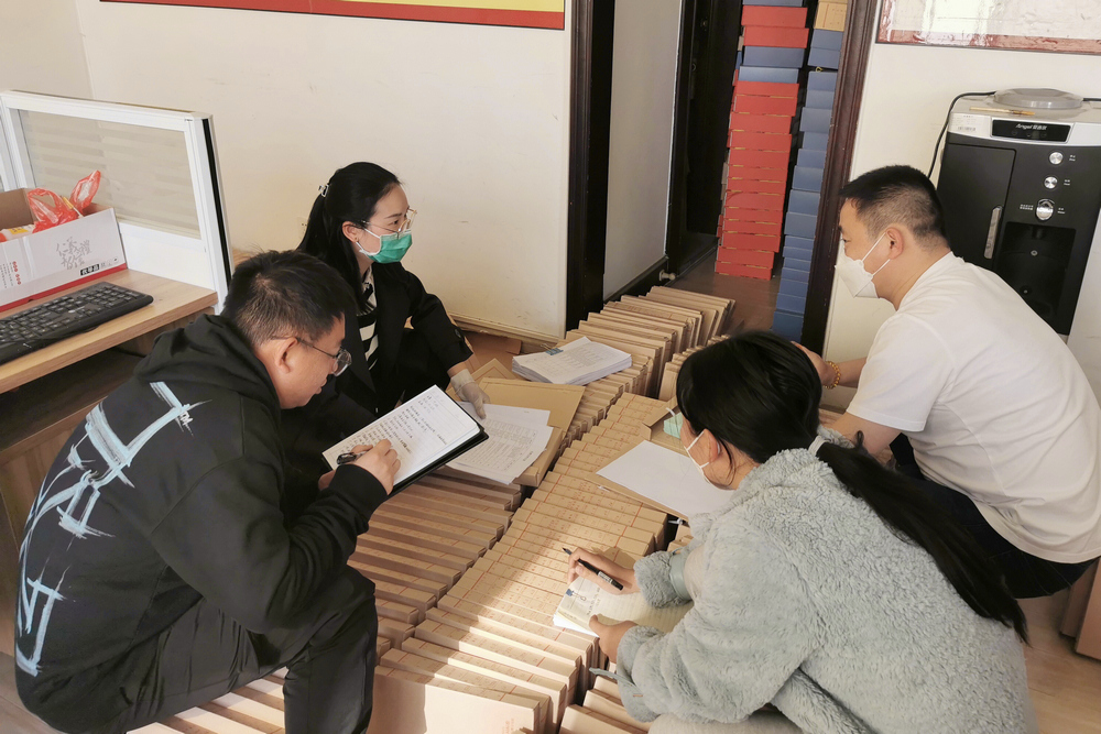 水投公司檔案檢查組與檔案服務(wù)外包機構進(jìn)行交流溝通.jpg