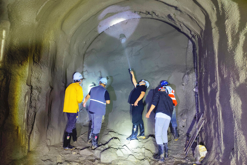 5月12日凌晨，項目公司組織各參建單位單位對隧洞已開(kāi)挖出的掌子面進(jìn)行查看并要求封閉噴砼處理.jpg